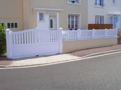 Cl^tore et portail PVC blanc