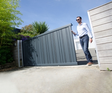 Portail en alu contemporain coulissant