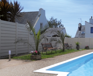 Clôture PVC sable en bordure de piscine