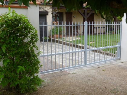 Portail alu tradition gris