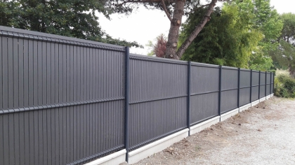 Clôture grillagée avec soubassement