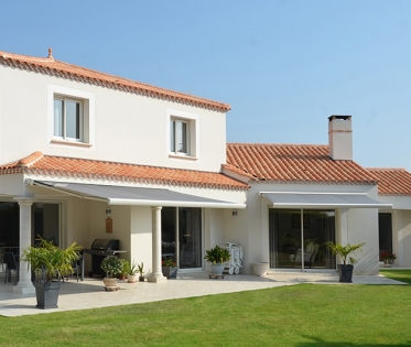 Stores sur une maison à étage