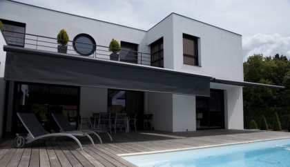 Store extérieur avec piscine